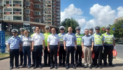 卓逸鋁業領導慰問烈日下的交警